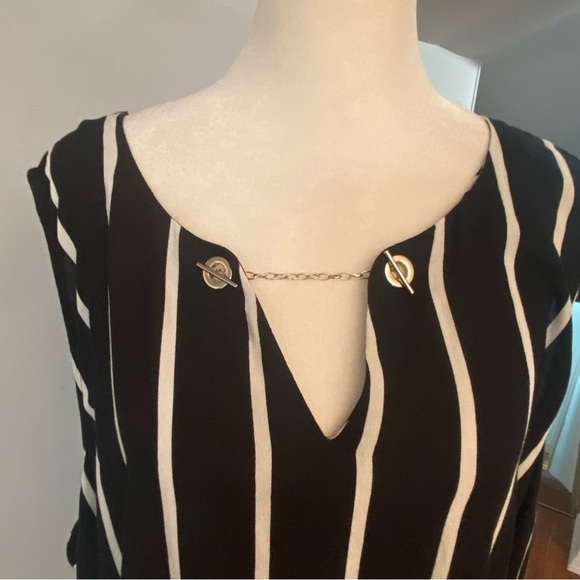 Torrid Women’s Striped Sleeveless Top Size 5X Chain Detail Black White Flowy - Picture 7 of 13